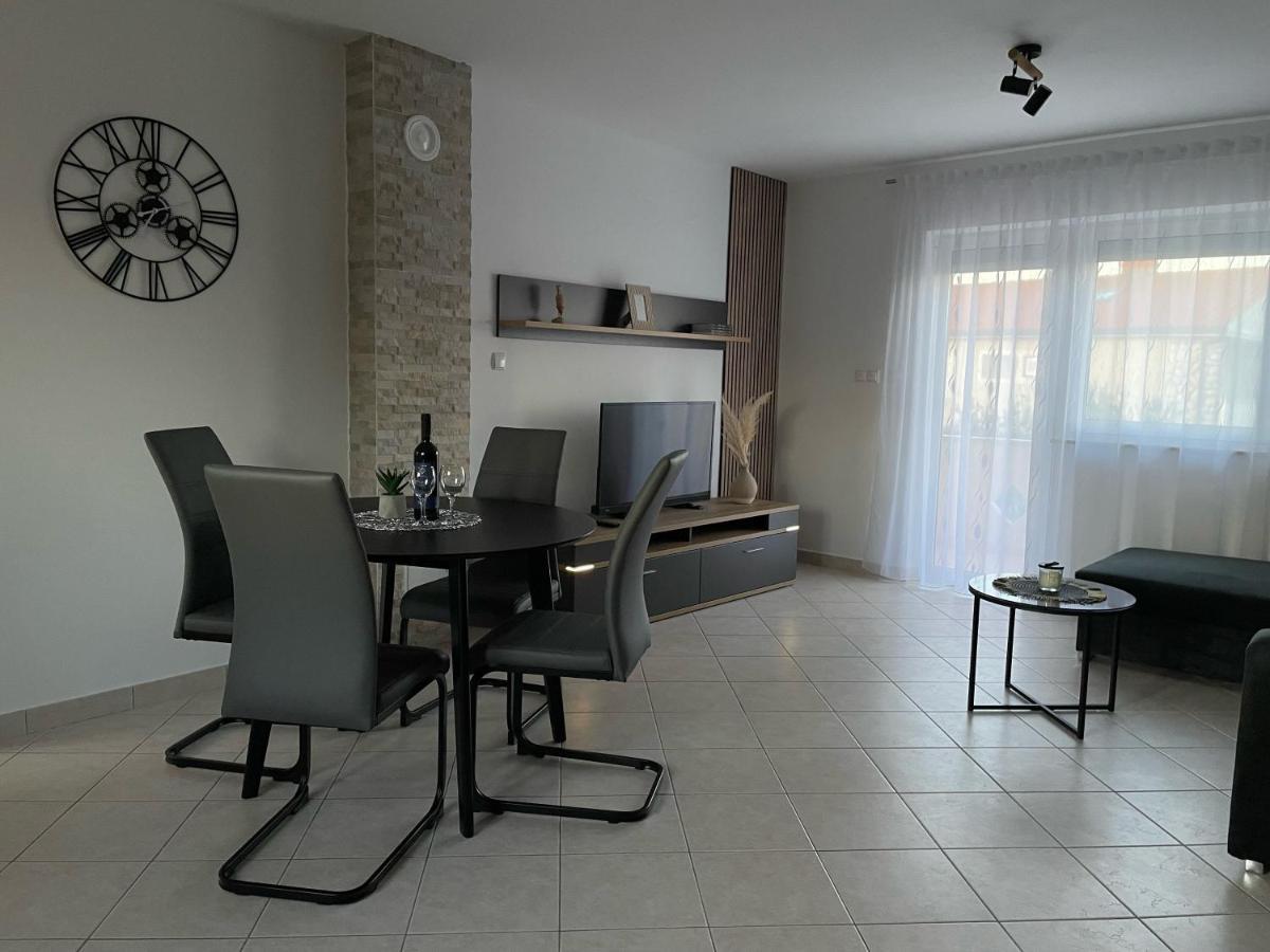 Apartments Elvira คิร์ก ภายนอก รูปภาพ